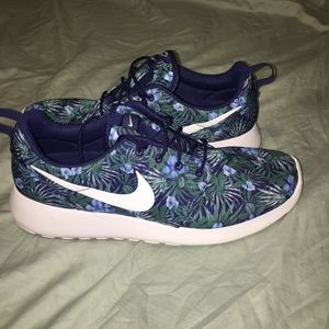 Nike Roshe run tropical edition size 11